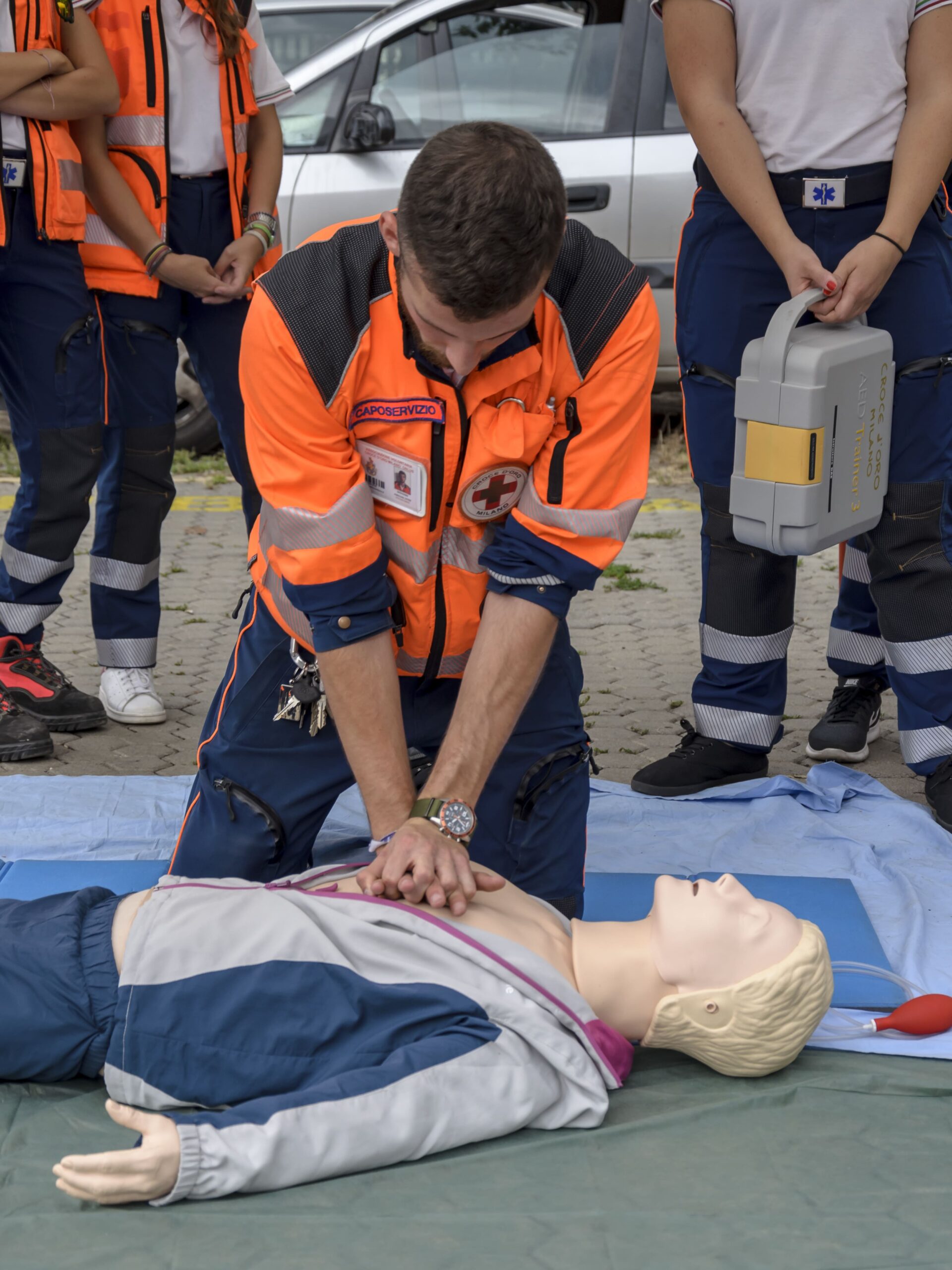 Un istruttore effettua manovre di massaggio cardiaco su un manichino didattico durante una sessione pratica di addestramento BLSD.