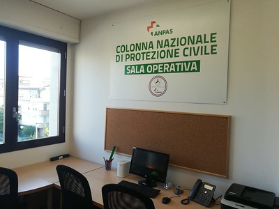 Targa a muro all'interno di un ufficio recante la scritta "Colonna Nazionale di Protezione Civile - Sala Operativa".