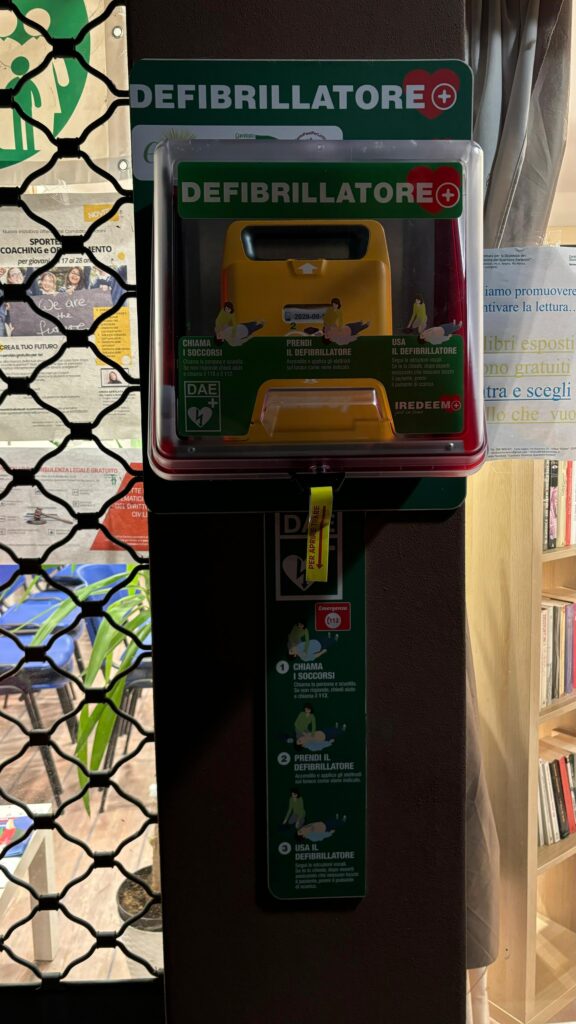 Teca contenente un defibrillatore automatico esterno (DAE) installato pubblicamente nel quartiere Forlanini a Milano.
