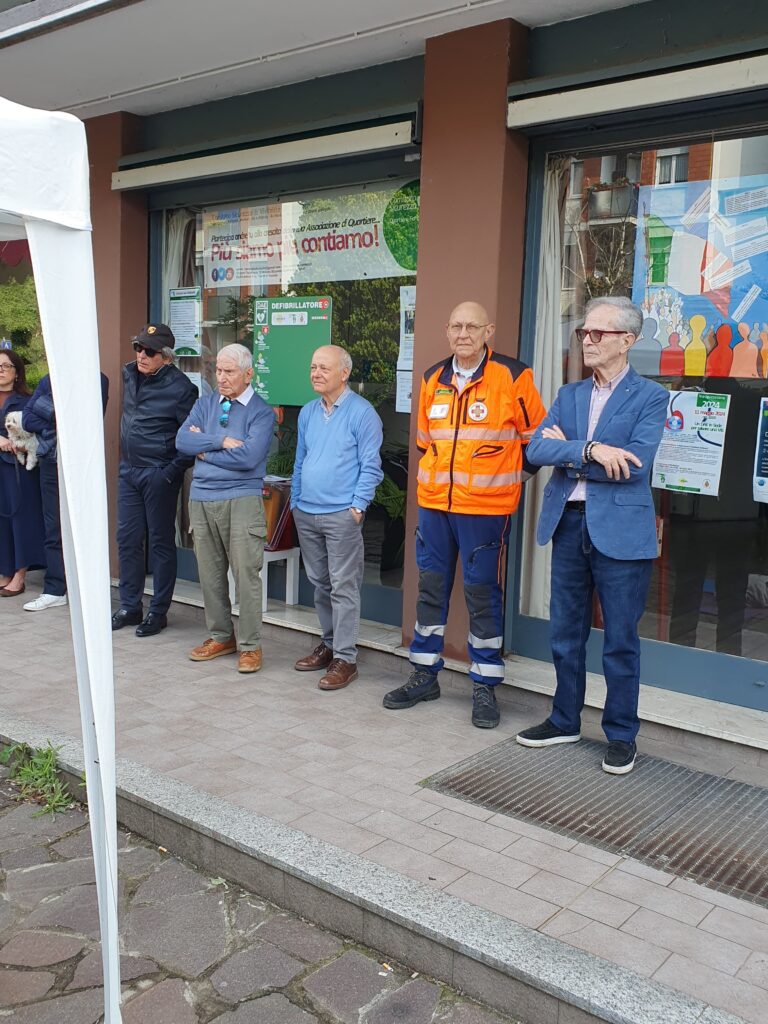 Rappresentanti delle istituzioni, cittadini e soccorritori assistono al discorso di inaugurazione della nuova bacheca DAE installata in un complesso residenziale per CentoPassiPerLaVita.