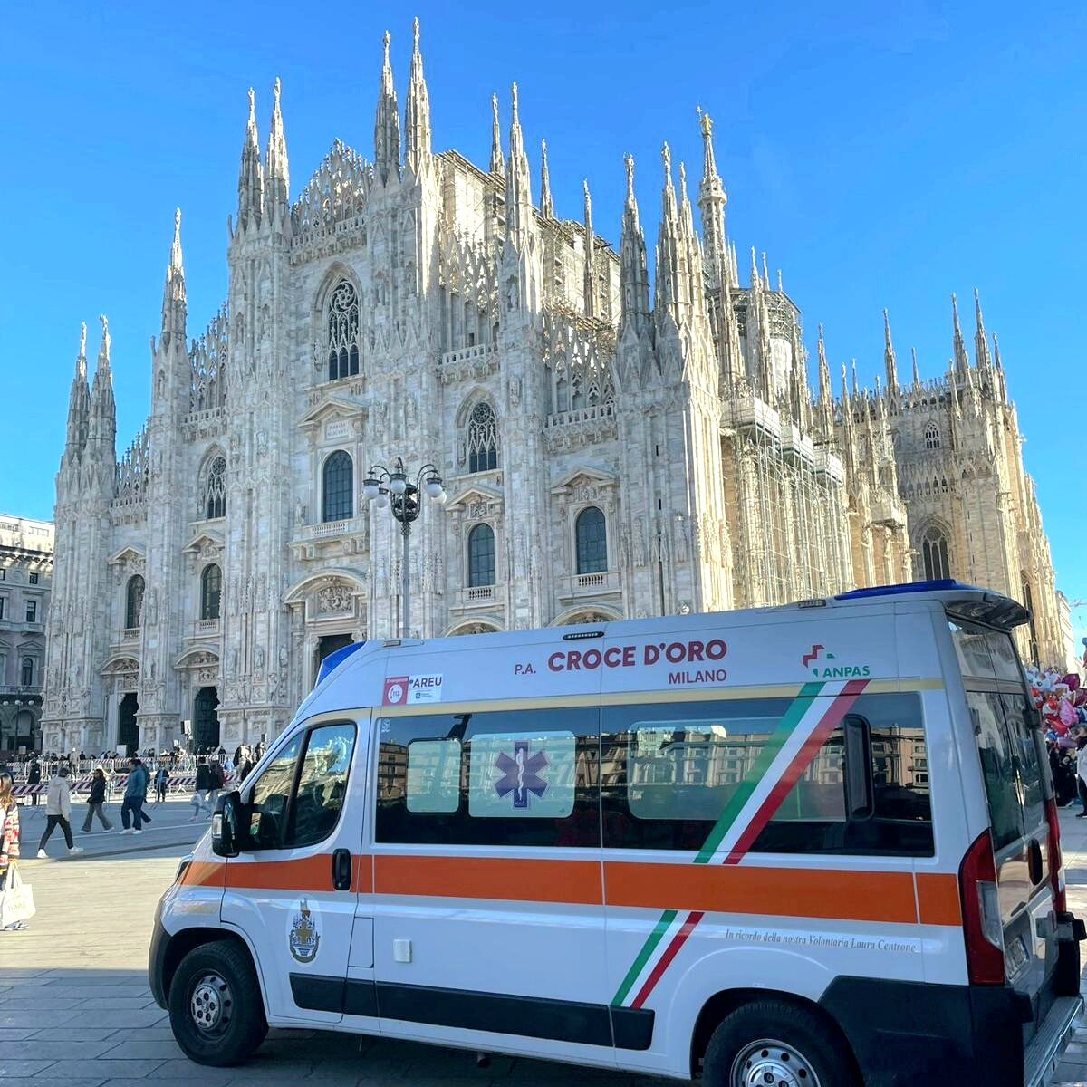 Un mezzo di soccorso avanzato della Croce d'Oro Milano parcheggiato in Piazza del Duomo, con lo sfondo della cattedrale.