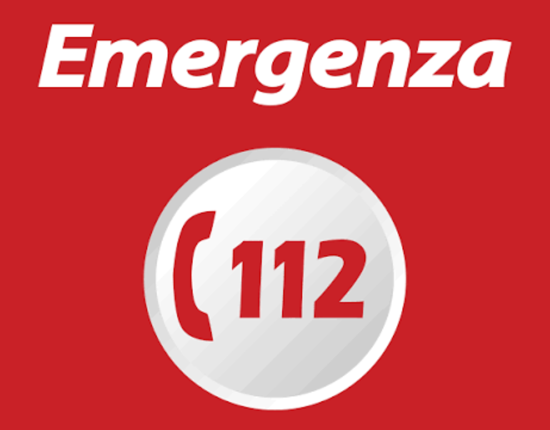 Grafica promozionale rossa del Numero Unico dell'Emergenza Europeo 112 (NUE) con icona di una cornetta telefonica bianca.